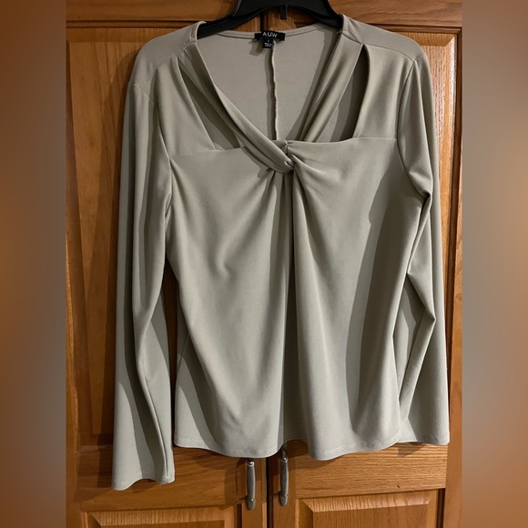 Women’s Cream color Top Preowned - Picture 1 of 4